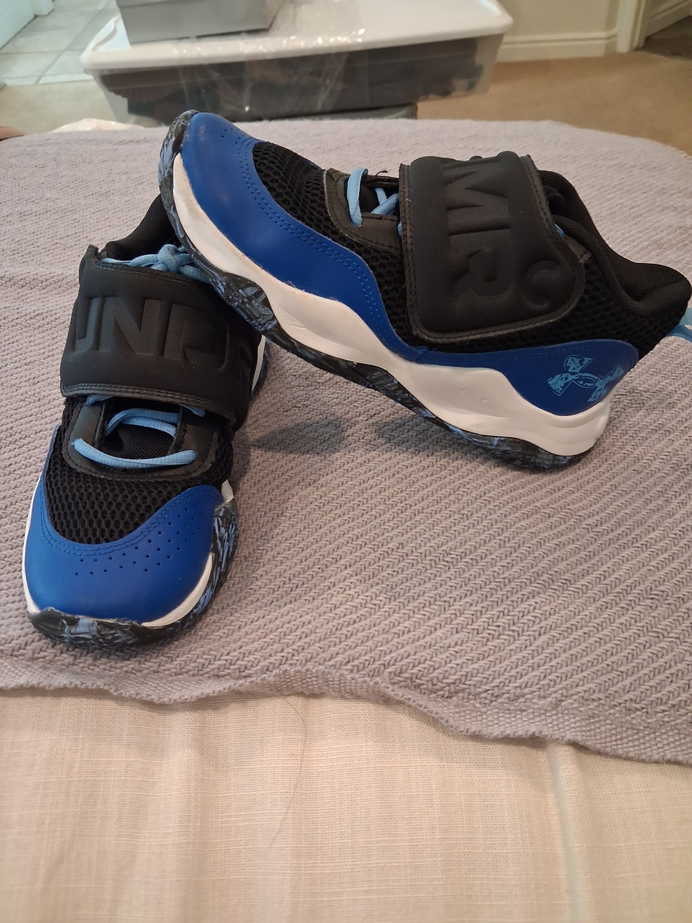Under Armour Zone BB 2 Big Kids' Basketball Shoes, Youth Size 4